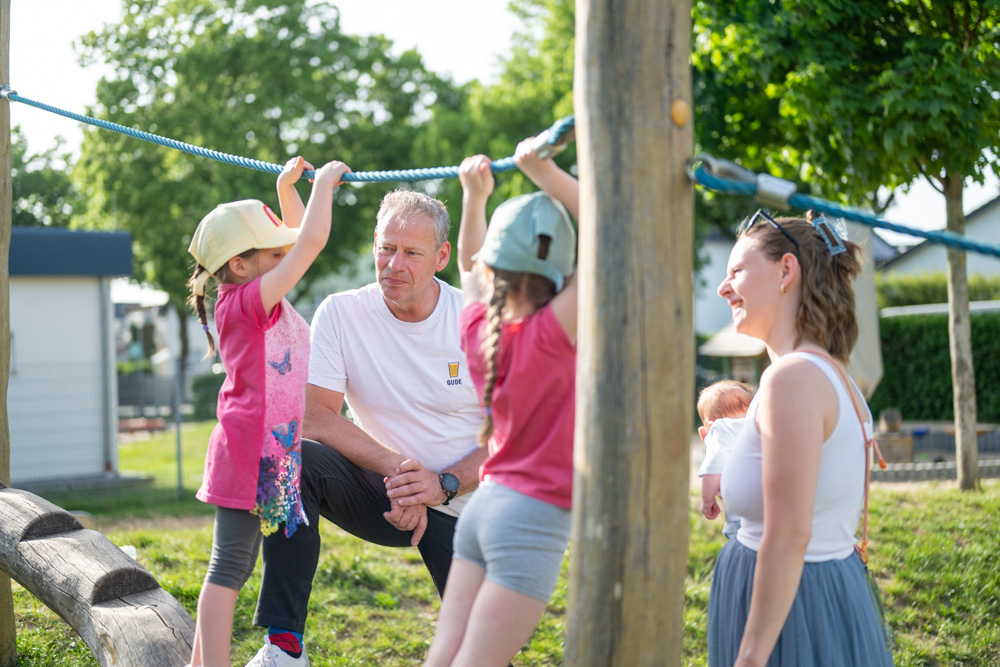 Ralf Möller im Gespräch mit einer Familie.